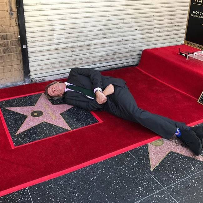 Hugh Laurie reakciója, miután csillagot kapott a hollywoodi hírességek sétányán.