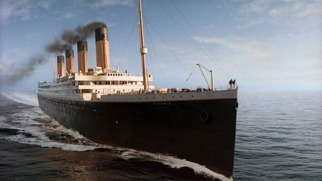 Ha közelebbről megnézed, a Titanic című filmben soha nem füstöl a hajó utolsó, negyedik kéménye, aminek egészen egyszerű oka van: az eredeti hajón is csak dekorációs célt szolgált ugyanis ez a negyedik kémény, és James Cameron szeretett volna a végletekig hű maradni az eredeti eseményekhez.