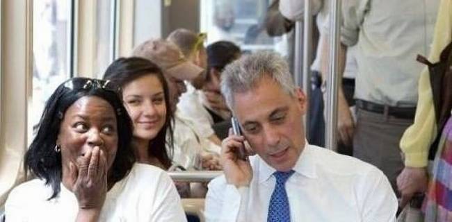 Ez a nő épp egy álláshirdetésre jelentkezett telefonon, a mellette ülő férfi (Rahm Emanuel – Chicago polgármestere) pedig elvette tőle a telefont és szólt néhány jó szót az érdekében.