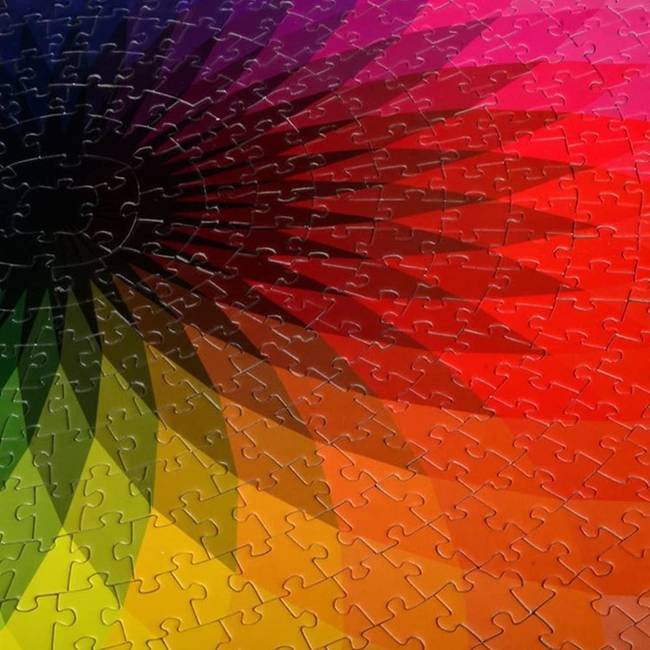 Ebben az 1000 darabos kör alakú puzzle-ben a színekre kell koncentrálni.