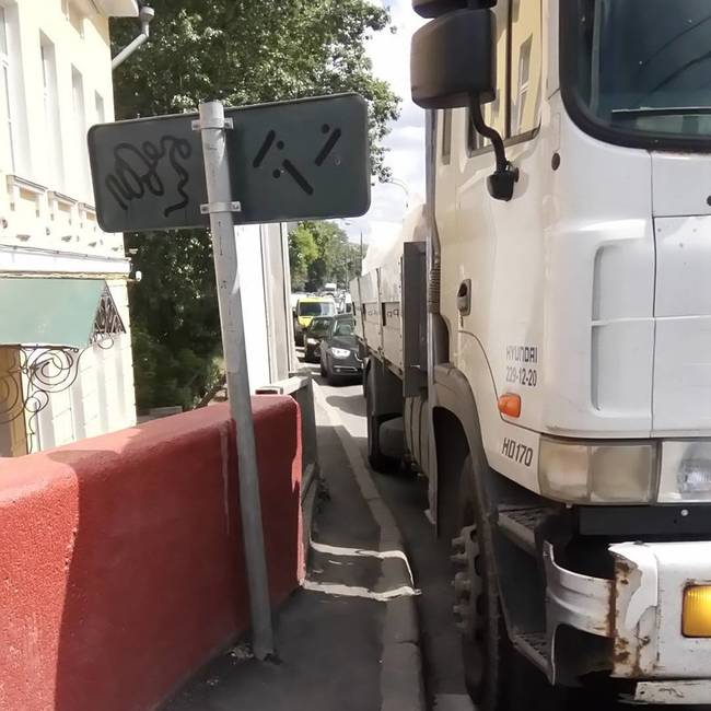 Egy járda, ami a semminél több, de a valaminél azért kevesebb.