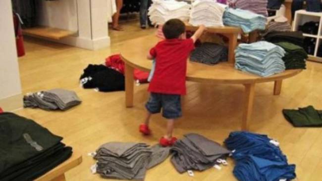 A legjobbak persze a gyerekek, akik mindig gondoskodnak róla, hogy amíg a “figyelmes” anyuka vásárol, csináljanak egy kis extra melót a dolgozóknak.