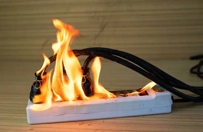 Mit nem szabad hosszabbítón keresztül az elektromos hálózatra csatlakoztatni? 8 otthoni eszköz a villanyszerelők „feketelistájáról”