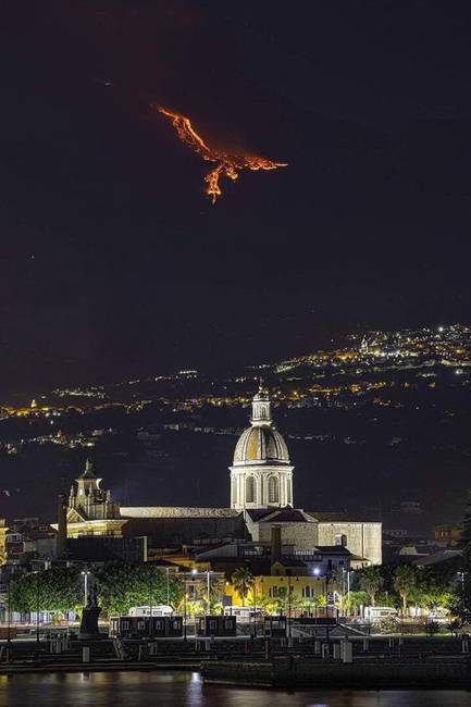 Az Etna vulkán kitörése főnixmadár illúzióját keltette az égen.
