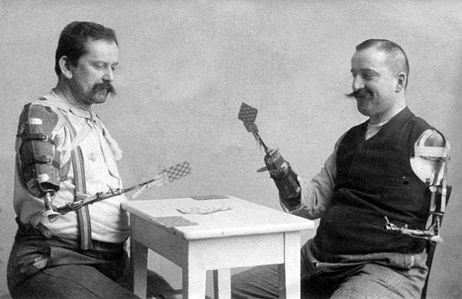 Az első világháború sokakat megnyomorított. A képen két veterán katona kártyajátékát láthatjuk, 1919-ben.