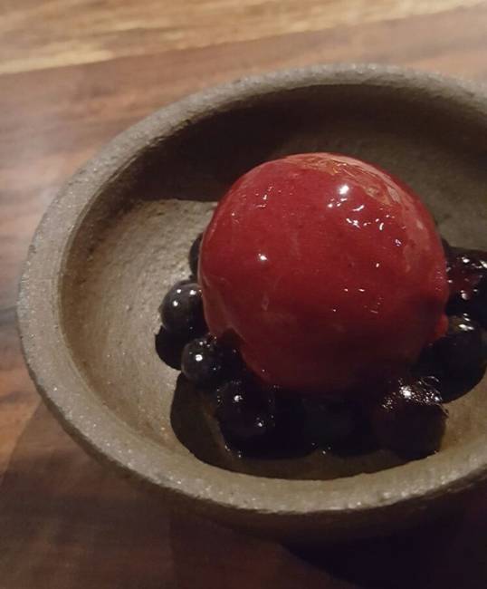 Még mindig nincs vége: áfonyás sorbet következett, áfonya körítésben és brandyvel nyakon öntve.