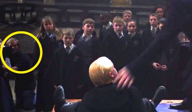 Harry és Malfoy harca közben egy operatőr tűnik fel a diákok között.