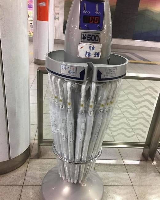 Esernyőautomata egy japán metróaluljáró kijáratánál.