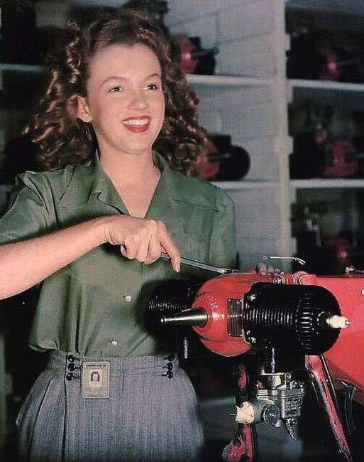 Norma Jean Baker a kaliforniai Van Nuys gyárban. Nem sokkal később Marilyn Monroe-ként ismerte őt meg a világ.