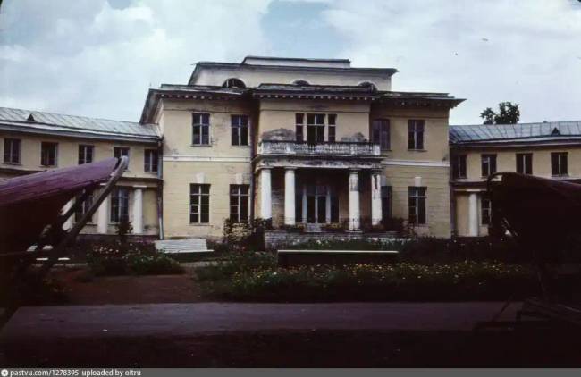 A kastély 1975-ben.
