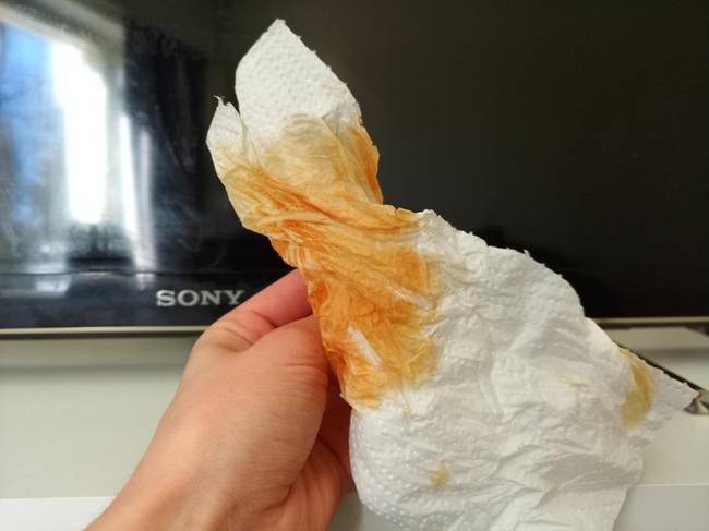 „Egy papírtörlő, miután letöröltem vele a dohányzószobában található televíziót."