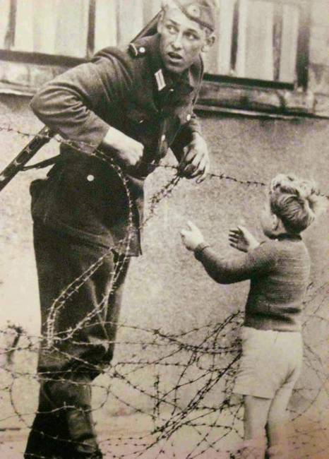 Egy német katona, aki szembe ment a paranccsal csak azért, hogy segítsen egy, a berlini fal miatt családjától elszakított gyermeken, 1961-ben.