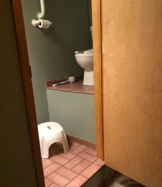 „WC-re mentem. Majdnem elestem és eltörltem a lábam."
