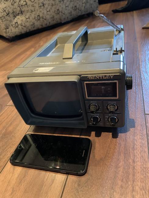 Bentley hordozható tévé egy telefonhoz képest.