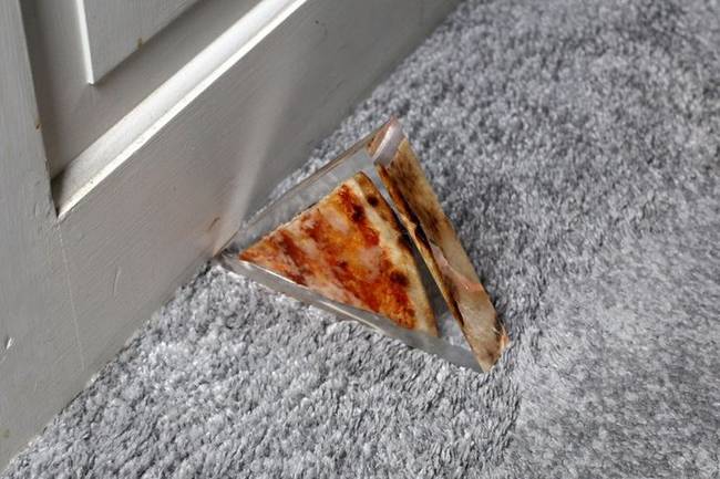 „Készítettem egy epoxi ajtókitámasztót. A belsejében az egy valódi pizzaszelet."