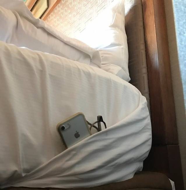 Ha a hotelban nincs éjjeliszekrény.