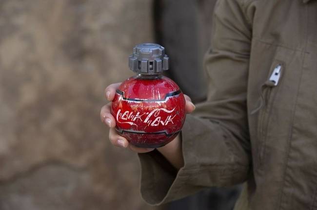 A Coca Cola különleges gránát-formájú palackokat kezdett gyártani a Disney új, Star Wars: Galaxy's Edge parkjába, melyek az egész világon kizárólag ebben a parkban kaphatók.
