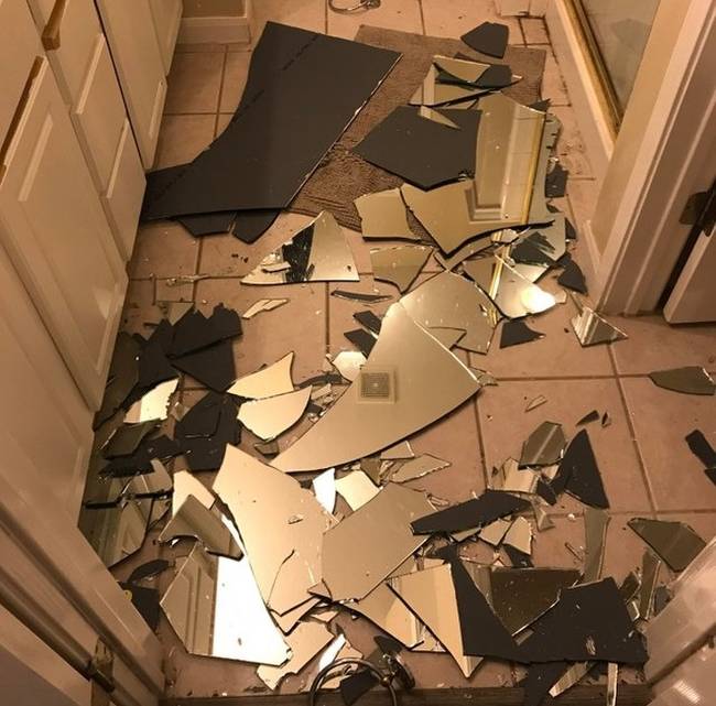 „Hazaértem, és legnagyobb meglepetésemre a fürdőszobai tükreim nem úgy voltak, ahogy hagytam őket."