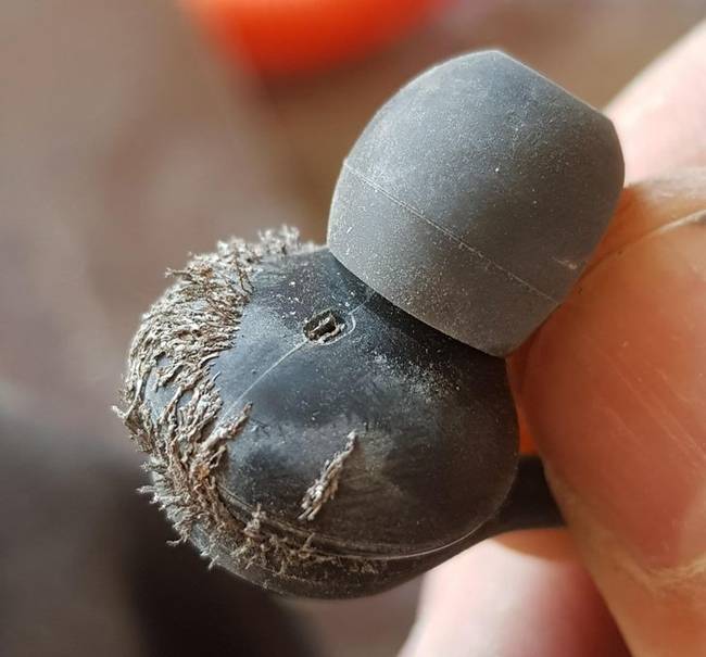 Fülhallgatón megtapadt vasreszelék, egy építkezésen végzett munka után.