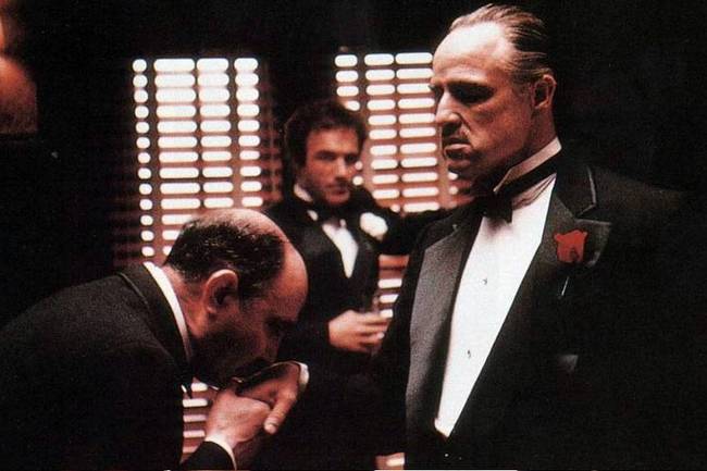 Marlon Brando nem volt hajlandó átvenni a Keresztapa című filmekben nyújtott alakításáért kapott Oscar díjat, mivel szerinte az amerikaiak elnyomták az őslakosokat. Egy indián ruhás nőt küldött maga helyett. További érdekesség, hogy John Wayne meg akarta verni ezt a nőt.