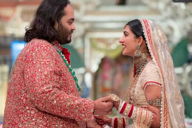 Anant Ambani és Radhika Merchant az előesküvői ceremóniájukon.