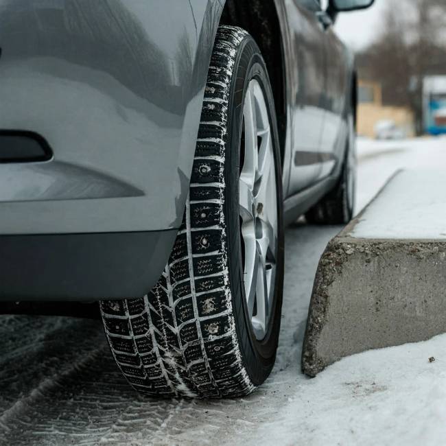 Miért forgatja el sok sofőr az autó kerekét a parkolóban: hasznos trükk