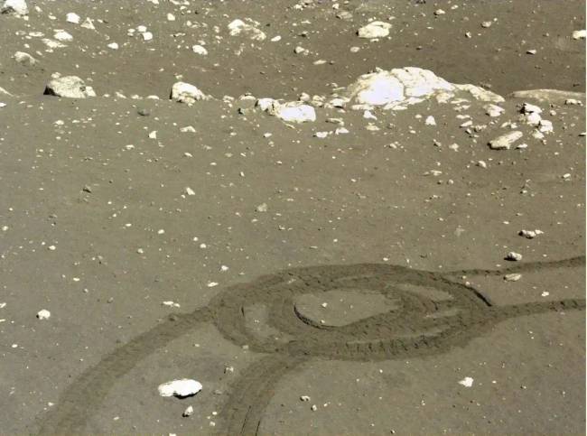 A holdjáró kerekének nyomai / CNSA