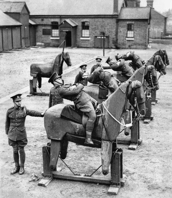 Lovasrendőr-képzés Angliában, 1935-ben.