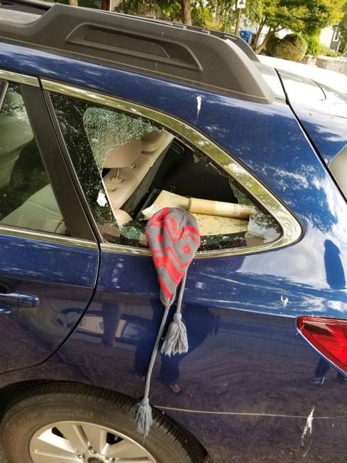 „Tegnap este valaki betörte az autóm ablakát. A javítása 600 dollárba került, de a tettes itt hagyta nekem a szép sapkáját."