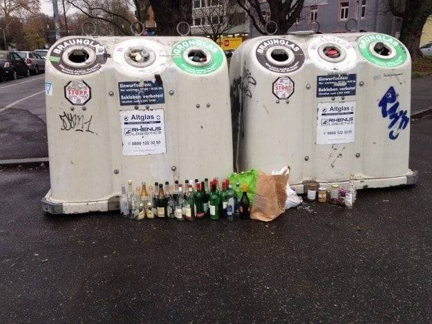 Nem számít, milyen féktelen ivászat volt az éjszaka, reggelre akkor is van annyi erejük, hogy szín szerint sorba állítsák az üres üvegeket a kuka mellett.