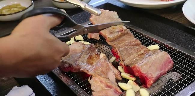 Ha le akarnak vágni kicsit a húsból, tésztából, pizzából vagy más élelmiszerekből, a koreaiak egyszerűen ollót használnak.