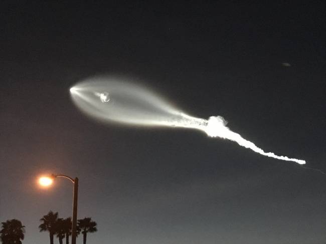 A Falcon 9-es hordozórakéta, kilövés után.