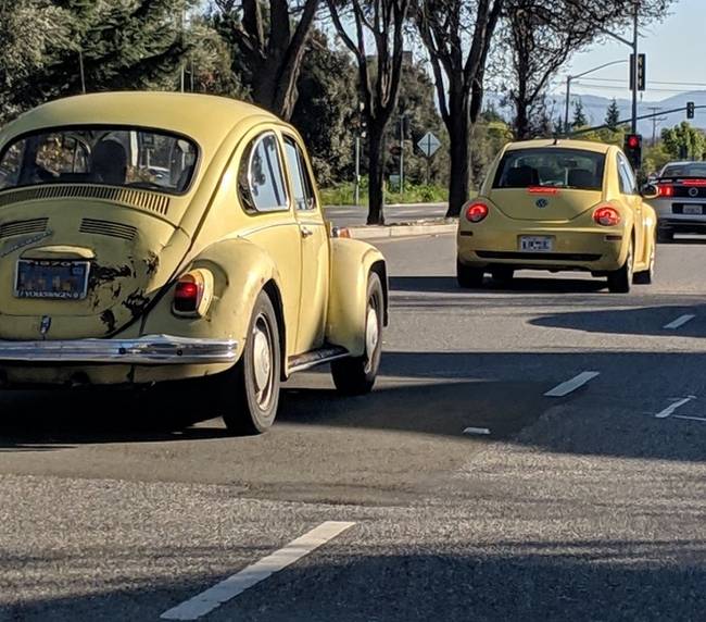 „Ma láttam egy új Volkswagen bogarat és egy régit egymás mögött haladva."