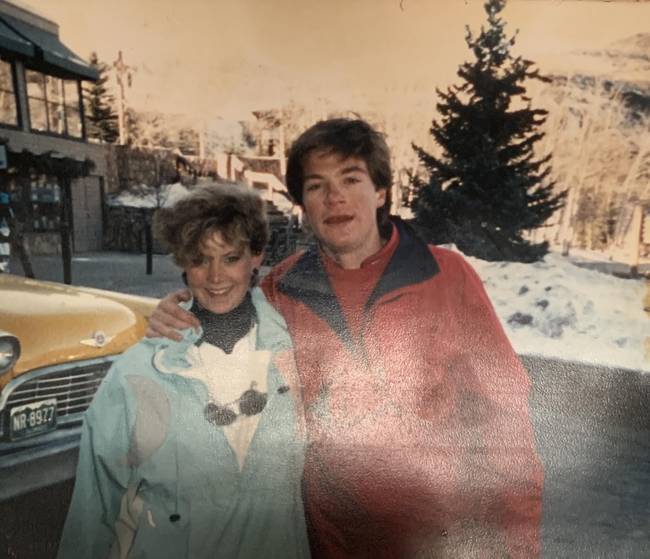 „Anyámmal beszélgettünk az „Ozark” című sorozatról, és elmondta, hogy 1987-ben ő és a színész Jason Bateman együtt síeltek.”