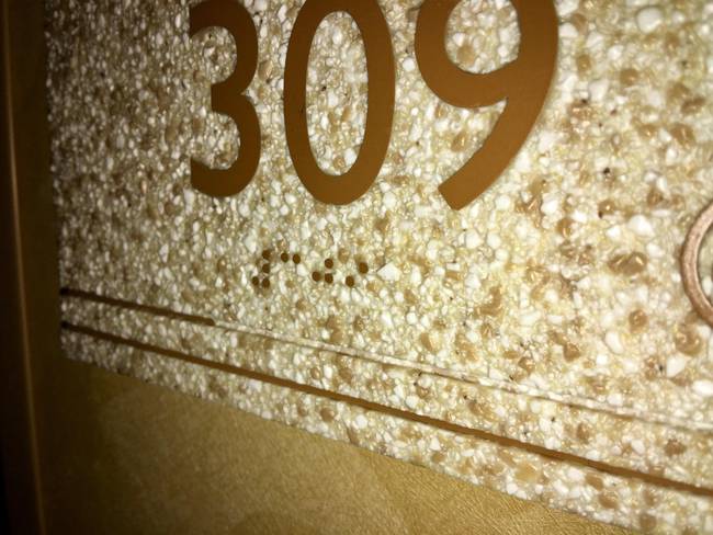 Braille-írás egy egyébként is puklis felületen.