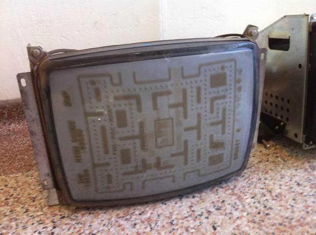 Egy régi TV, amint túl sok Pac-Mant játszottak.
