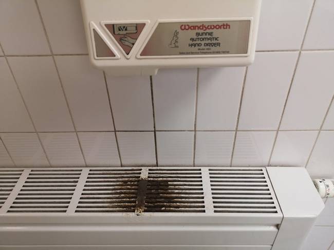 A kézszárító radiátor fölé történő elhelyezése szinte garancia a rozsdára.