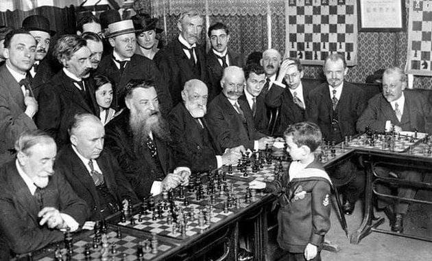 A 8 éves Samuel Reshevsky minden játékost legyőzött az 1920-as franciaországi sakkversenyen.
