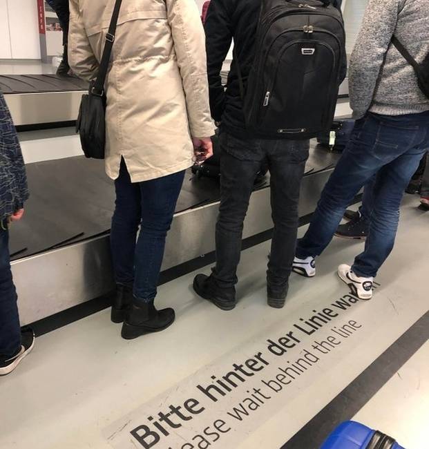 Minden sokkal egyszerűbb lenne, ha képesek lennénk betartani a szabályokat. (felirat: kérjük, a vonal mögött várakozzanak)