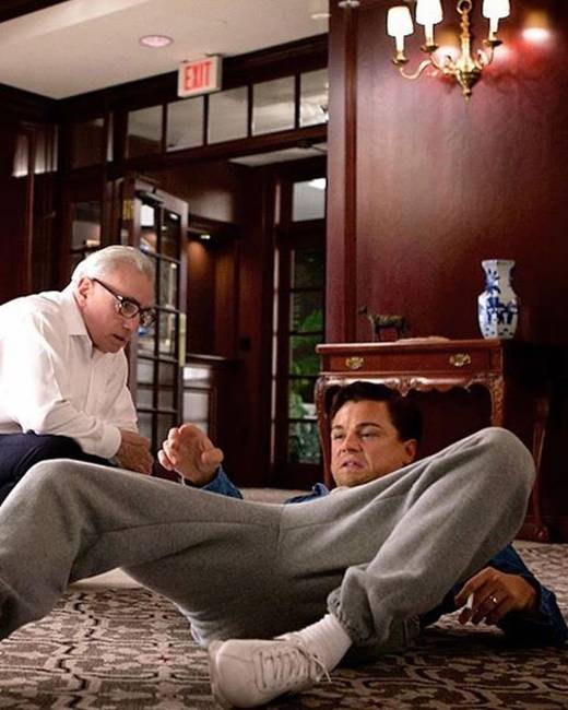 Martin Scorsese ad instrukciókat Leonardo DiCapriónak a Wallstreet farkasa című film forgatása közben.