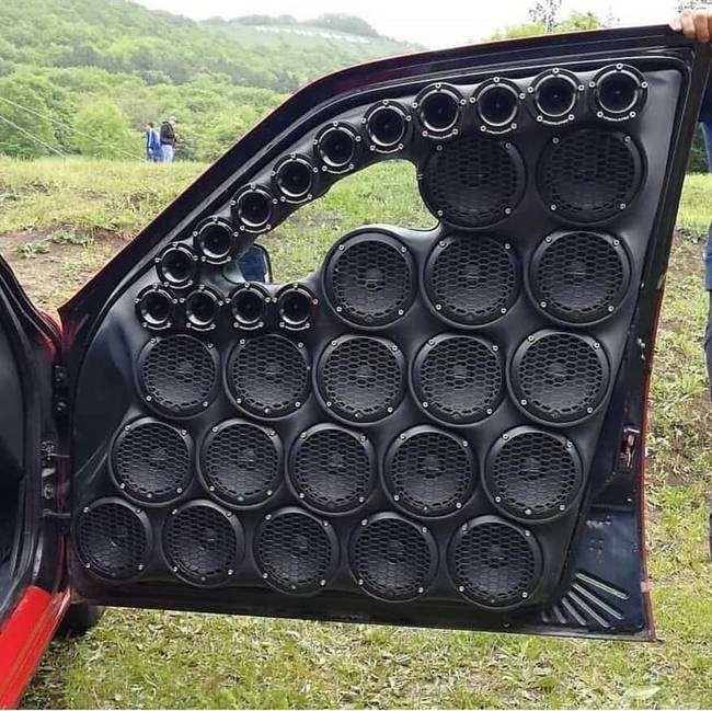 Valaki nagyon imádhatja a hangos zenét.