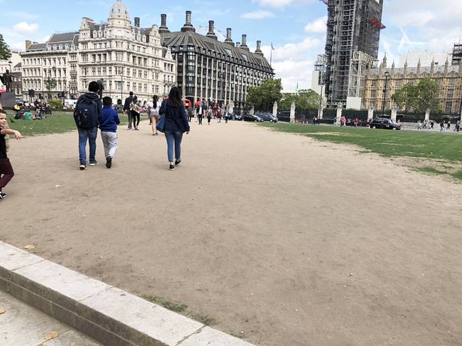 A Westminster-palota előtti park egy hatalmas úttá alakult.