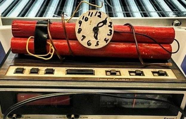 Ezt a házi készítésű ál-bombát a chicagói O’Hare nemzetközi repülőtér munkatársai foglalták le. Az ezt készítő férfi poénnak szánta, ám sem a biztonsági emberek, sem a helyszínre érkező tűzszerészek nem nevettek együtt a férfival.