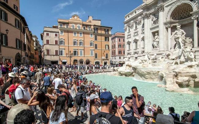 A Trevi-kutat szinte teljes érdektelenség övezi, pedig naponta átlagosan 1 millió forintnak megfelelő pénzérmét dobáltak bele a turisták.