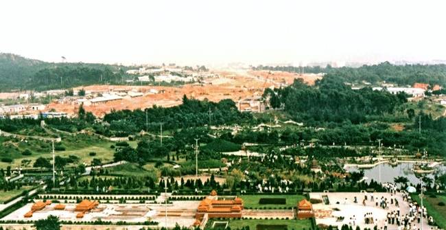 A város egyik parkja a 90-es évek elején.