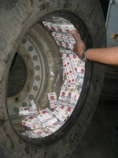 18 rendőrségi fotó, a cigarettacsempészek merészebbnél-merészebb módszereiről