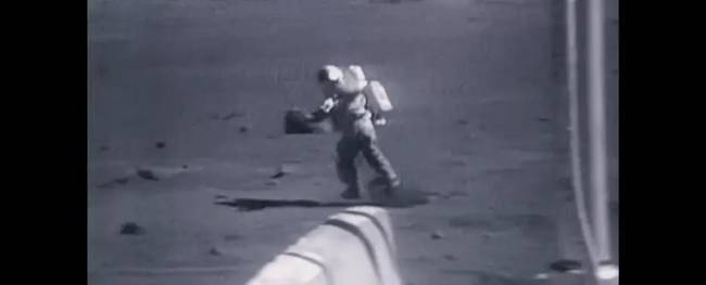 Furcsa tükörkép egy Apollo 17 űrhajós űrruhájának üvegében