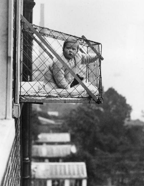 Az 1930-as években teljesen normális volt, ha a szülők ilyen, ablakra szerelt ketrecekbe tették a gyerekeiket.