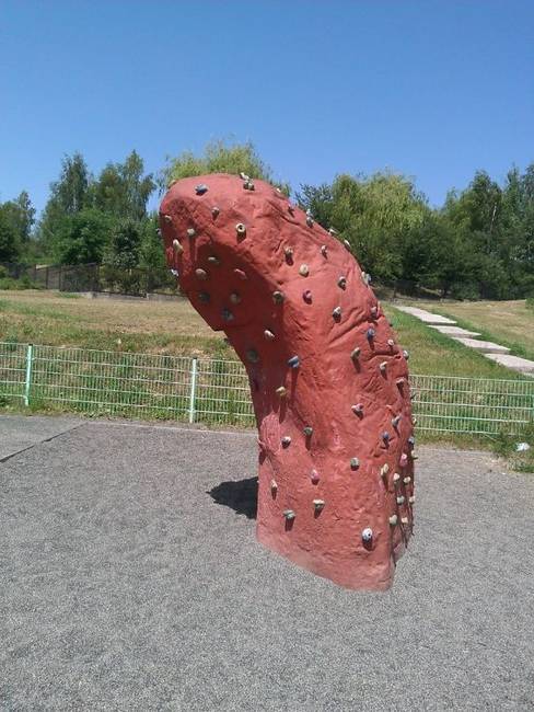 Csak egy mászófal egy játszótéren, semmi extra.