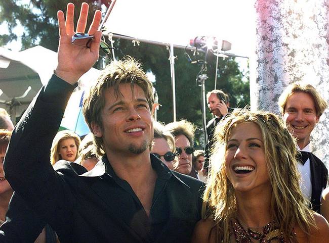 Így hát a napnál is világosabbá vált, hogy igen...Brad Pitt tényleg pofátlanul koppintja az éppen aktuális barátnője külsejét. Végezetül pedig jöjjön még néhány ezt bizonyító fénykép, a teljesség igénye és felesleges kommentár nélkül...😂